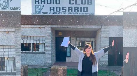 Se recibió de radioaficionada para honrar la memoria de su papá