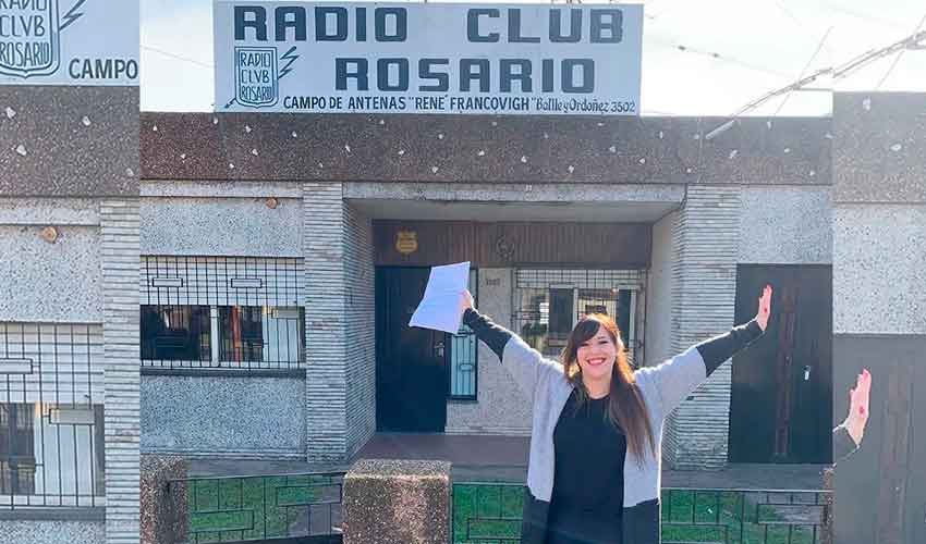 Se recibió de radioaficionada para honrar la memoria de su papá