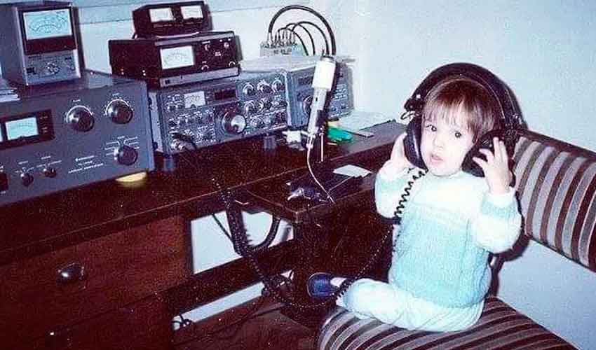 Se recibió de radioaficionada para honrar la memoria de su papá