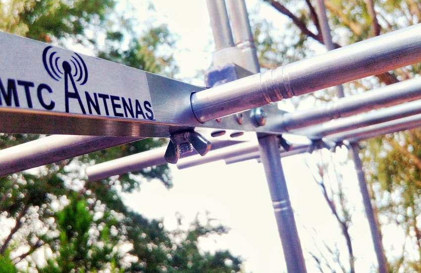 Se quedó sin trabajo y se puso a fabricar antenas