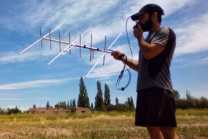 Se quedó sin trabajo y se puso a fabricar antenas