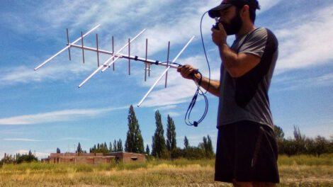 Se quedó sin trabajo y se puso a fabricar antenas