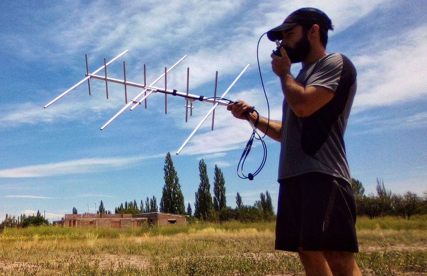 Se quedó sin trabajo y se puso a fabricar antenas