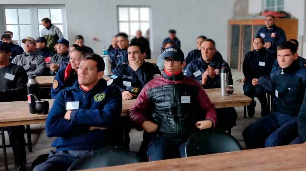 25 Bomberos Voluntarios se recibieron de radioaficionados