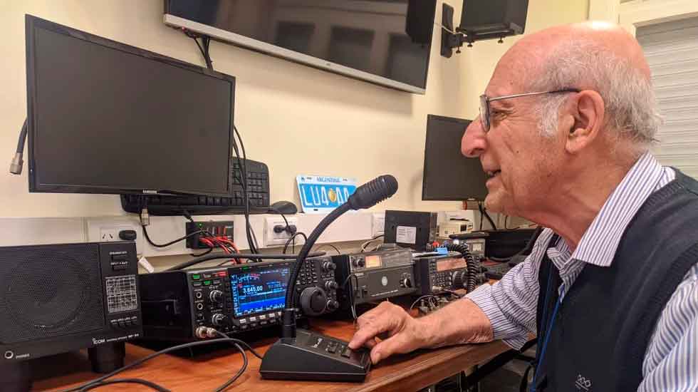 Día del radioaficionado: hizo su primera radio a los 7 y obtuvo su licencia a los 15