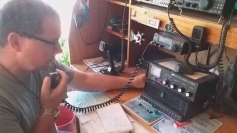 El sacerdote que combina su tarea con el hobby de radioaficionado 