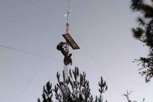 Radioaficionados de San Carlos Trasladan antena