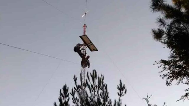 Radioaficionados de San Carlos Trasladan antena