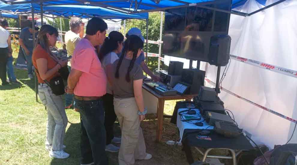 Radio Club Los Molinos de Villa Alemana Brilla en la Mayor Fiesta de Coleccionistas